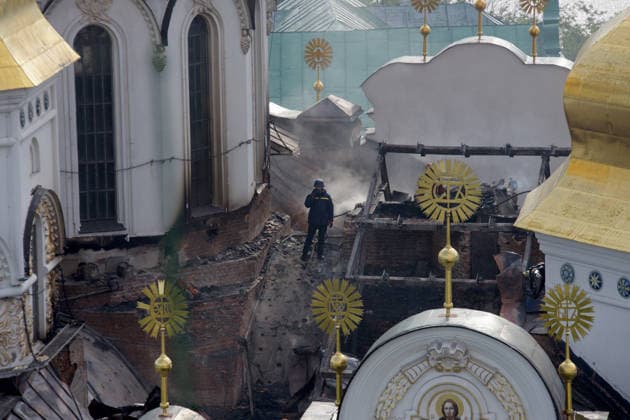 Massive Russian Attack Damages Kyiv Pechersk Lavra and Mystetskyi Arsenal - Kyiv A firefighter works on the roof of the Dormition Cathedral at the Kyiv Pechersk Lavra that caught fire during a massive Russian combined attack, Kyiv, Ukraine, June 15, 2026. The Russian army launched a large-scale assault on the Ukrainian capital with missiles and strike drones, killing four people and injuring 28, including children and a pregnant woman. At least 140,000 consumers were left without electricity due to damage to power grids. Residential buildings, the Kyiv Pechersk Lavra, the Mystetskyi Arsenal Museum Complex, the Dovzhenko Film Studio, and the building of the High Anti-Corruption Court sustained damage. (Photo by Marianna Kotyk Ukrinform ABACA  Copyright: xUkrinform ABACAx