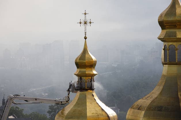 Massive Russian Attack Damages Kyiv Pechersk Lavra and Mystetskyi Arsenal - Kyiv A firefighter stands in an aerial platform as he extinguishes a fire on the roof of the Dormition Cathedral at the Kyiv Pechersk Lavra, caused by a massive Russian combined attack, Kyiv, Ukraine, June 15, 2026. The Russian army launched a large-scale assault on the Ukrainian capital with missiles and strike drones, killing four people and injuring 28, including children and a pregnant woman. At least 140,000 consumers were left without electricity due to damage to power grids. Residential buildings, the Kyiv Pechersk Lavra, the Mystetskyi Arsenal Museum Complex, the Dovzhenko Film Studio, and the building of the High Anti-Corruption Court sustained damage. (Pho  Copyright: xUkrinform ABACAx