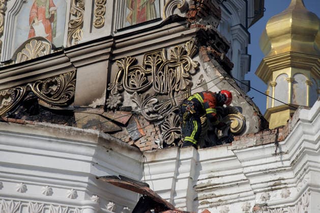 Massive Russian Attack Damages Kyiv Pechersk Lavra and Mystetskyi Arsenal - Kyiv A firefighter works on the roof of the Dormition Cathedral at the Kyiv Pechersk Lavra that caught fire during a massive Russian combined attack, Kyiv, Ukraine, June 15, 2026. The Russian army launched a large-scale assault on the Ukrainian capital with missiles and strike drones, killing four people and injuring 28, including children and a pregnant woman. At least 140,000 consumers were left without electricity due to damage to power grids. Residential buildings, the Kyiv Pechersk Lavra, the Mystetskyi Arsenal Museum Complex, the Dovzhenko Film Studio, and the building of the High Anti-Corruption Court sustained damage. (Photo by Marianna Kotyk Ukrinform ABACA  Copyright: xUkrinform ABACAx