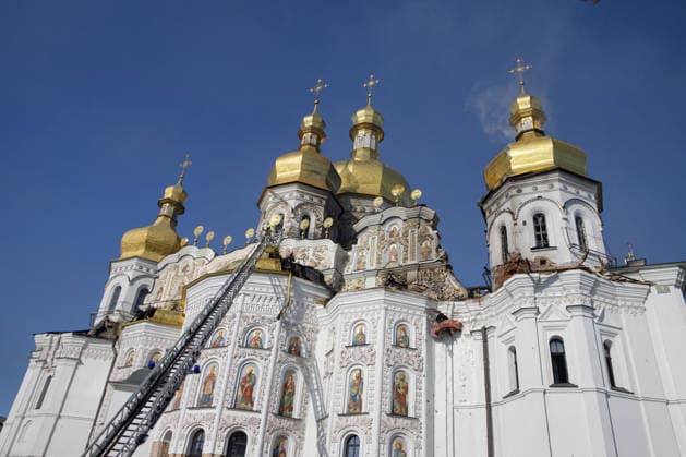 Massive Russian Attack Damages Kyiv Pechersk Lavra and Mystetskyi Arsenal - Kyiv The Dormition Cathedral of the Kyiv Pechersk Lavra, where the roof caught fire, shows damage caused by a massive Russian combined attack, Kyiv, Ukraine, June 15, 2026. The Russian army launched a large-scale assault on the Ukrainian capital with missiles and strike drones, killing four people and injuring 28, including children and a pregnant woman. At least 140,000 consumers were left without electricity due to damage to power grids. Residential buildings, the Kyiv Pechersk Lavra, the Mystetskyi Arsenal Museum Complex, the Dovzhenko Film Studio, and the building of the High Anti-Corruption Court sustained damage. (Photo by Marianna Kotyk Ukrinform ABACAPRESS.C  Copyright: xUkrinform ABACAx