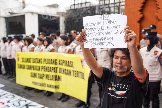 Demonstration in Bandung BANDUNG, West Java, Indonesia - June 15, 2026: Protesters display posters during demonstration in Bandung, West Java, Indonesia. Students and community members protested to demand improvements in national economic governance. The rally targeted the domestic policies of President Prabowo Subianto, whose administration has faced increasing scrutiny following sharp increases in living costs and fuel prices. In addition to demanding immediate economic relief, the protesters criticized expanded military involvement in civilian governance, calling it a step backward for the country s democracy. ( Bandung City ID Copyright: x xIlhamxAhmadxNazarx xJNAxPressx