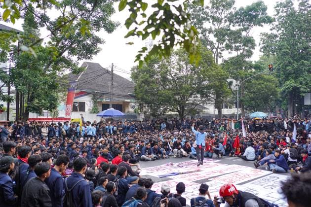 Demonstration in Bandung BANDUNG, West Java, Indonesia - June 15, 2026: Students and community members held a demonstration in Bandung, West Java, Indonesia. Students and community members protested to demand improvements in national economic governance. The rally targeted the domestic policies of President Prabowo Subianto, whose administration has faced increasing scrutiny following sharp increases in living costs and fuel prices. In addition to demanding immediate economic relief, the protesters criticized expanded military involvement in civilian governance, calling it a step backward for the country s democracy. ( Bandung City ID Copyright: x xIlhamxAhmadxNazarx xJNAxPressx