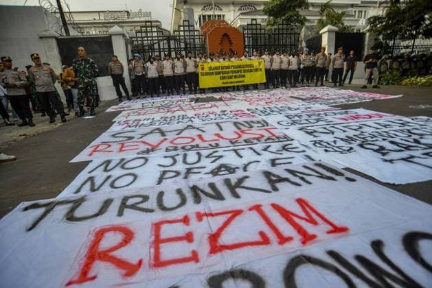 STUDENT PROTEST IN BANDUNG BANDUNG, Indonesia - June 15, 2026: Students from multiple universities protested outside the West Java Regional Representative Council building Monday, demanding a rollback of economic and military policies under President Prabowo Subianto. The rally follows nationwide demonstrations triggered by a 32% surge in fuel prices, rising living costs and expanded military involvement in civilian affairs. ( BANDUNG West Java Indonesia Copyright: x xKhairizalxMarisx xJNAxPressx