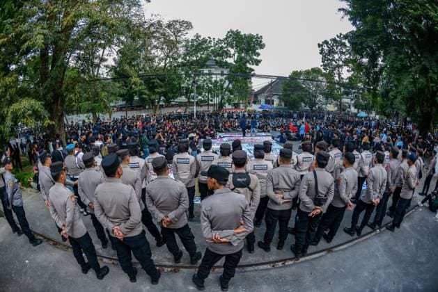 STUDENT PROTEST IN BANDUNG BANDUNG, Indonesia - June 15, 2026: Students from multiple universities protested outside the West Java Regional Representative Council building Monday, demanding a rollback of economic and military policies under President Prabowo Subianto. The rally follows nationwide demonstrations triggered by a 32% surge in fuel prices, rising living costs and expanded military involvement in civilian affairs. ( BANDUNG West Java Indonesia Copyright: x xKhairizalxMarisx xJNAxPressx