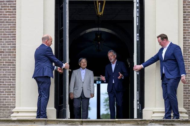 Apeldoorn, The Netherlands, 2026-06-15 15:13:33 APELDOORN, 15-06-2026, Het Loo Palace At the invitation of King Willem Alexander and Queen Maxima, Emperor Naruhito of Japan is paying a state visit to the Netherlands. Emperor Naruhito is accompanied by Empress Masako. The state visit is a confirmation of the close and historic relationship between Japan and the Netherlands. The countries share 426 years of bilateral relations. PHOTO: NLBeeld Patrick van Emst In the photo: Emperor Naruhito for a photo opportunity at Het Loo Palace with the Palace Director - Frans van der Avert Credit: NL Beeld Patrick van Emst  Copyright: xx x