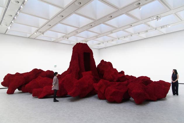 Anish Kapoor Photocall at Hayward Gallery, London, UK A staff member views Ha Makom by Anish Kapoor as part of an exhibition by Anish Kapoor at Hayward Gallery, London, England, UK on Monday 15 June, 2026 which runs from Tue 16 June 2026 to Sun 18 October 2026., Credit:Justin Ng Avalon UK, England, London, Hayward Gallery  Copyright: xJustinxNgx xAvalonx 1110355390