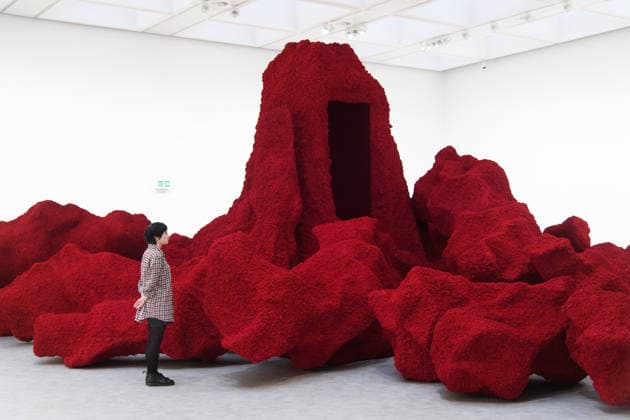 Anish Kapoor Photocall at Hayward Gallery, London, UK A staff member views Ha Makom by Anish Kapoor as part of an exhibition by Anish Kapoor at Hayward Gallery, London, England, UK on Monday 15 June, 2026 which runs from Tue 16 June 2026 to Sun 18 October 2026., Credit:Justin Ng Avalon UK, England, London, Hayward Gallery  Copyright: xJustinxNgx xAvalonx 1110355399