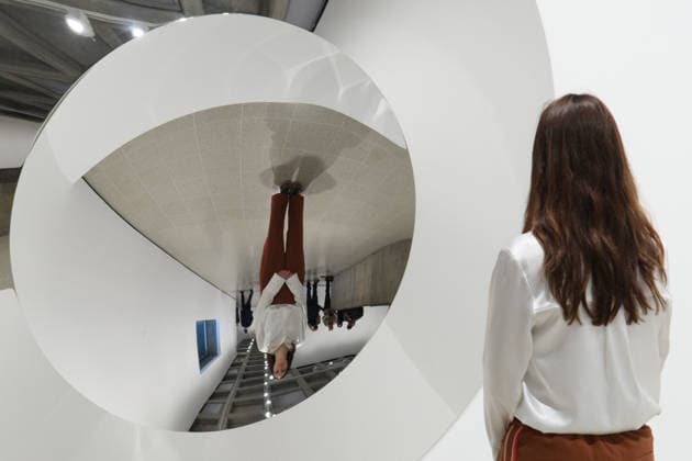 Anish Kapoor Photocall at Hayward Gallery, London, UK A staff member views Untitled by Anish Kapoor as part of an exhibition by Anish Kapoor at Hayward Gallery, London, England, UK on Monday 15 June, 2026 which runs from Tue 16 June 2026 to Sun 18 October 2026., Credit:Justin Ng Avalon UK, England, London, Hayward Gallery  Copyright: xJustinxNgx xAvalonx 1110355421