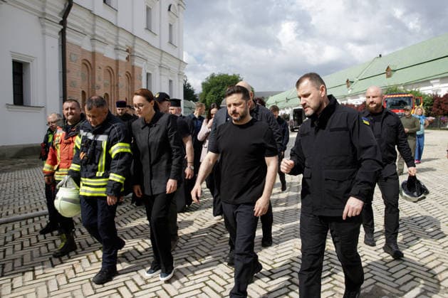 Ukrainian Leaders Visit Kyiv Pechersk Lavra After Russian Attack - Kyiv Minister of Internal Affairs of Ukraine Ihor Klymenko, President of Ukraine Volodymyr Zelenskyy, Prime Minister of Ukraine Yuliia Svyrydenko and head of the State Emergency Service of Ukraine Andrii Danyk (R to L) visit the Kyiv Pechersk Lavra, where the roof of the Dormition Cathedral caught fire during a massive Russian combined attack, Kyiv, Ukraine, June 15, 2026. The Russian army launched a large-scale assault on the Ukrainian capital with missiles and strike drones, killing four people and injuring 28, including children and a pregnant woman. At least 140,000 consumers were left without electricity due to damage to power grids. Residential buildings, the Kyiv Pech  Copyright: xUkrinform ABACAx