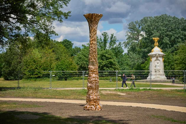 Das zwoelf Tonnen schwere Mahnmal fuer die im Nationalsozialismus verfolgten und ermordeten Zeugen Jehovas im Berliner Tiergarten soll am 24.06.2026 eigeweiht werden (Foto vom 11.06.2026). Das Denkmal geht auf einen Beschluss des Bundestags von 2023 zurueck. Die fast fuenf Meter hohe abstrakte Bronzestele wurde nach einem Entwurf des Kuenstlers Matthias Leeck gestaltet. Die Glaubensgemeinschaft der Zeugen Jehovas wurde den Angaben zufolge ab 1933 in Deutschland und ab 1938 auch im nationalsozialistisch beherrschten Europa systematisch verfolgt. Mehr als 15.500 Frauen und Maenner wurden demnach inhaftiert, darunter 4.500 in Konzentrationslagern, wo sie mit einem lila Winkel stigmatisiert wurden. Mindestens 1.800 Zeugen Jehovas starben dort Copyright: epd-bild ChristianxDitsch D26D0611MahnmalZeugenJehovas131856