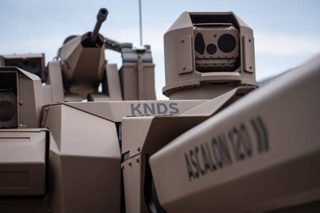 Messestand des Rüstungskonzerns KNDS, Ascalon 120 Panzer;Rüstungsmesse Eurosatory 2026 in Parc des Expositions de Paris Nord Villepinte, Villepinte Paris France Parc des Expositions de Paris No *** Exhibition booth of the defense contractor KNDS, Ascalon 120 tank at the Eurosatory 2026 defense exhibition at the Parc des Expositions de Paris Nord Villepinte, Villepinte, Paris, France, Parc des Expositions de Paris No.,detected_source_language