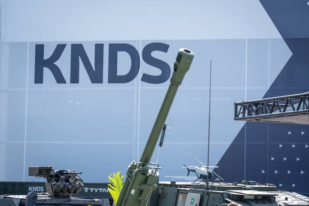 Messestand des Rüstungskonzerns KNDS;Rüstungsmesse Eurosatory 2026 in Parc des Expositions de Paris Nord Villepinte, Villepinte Paris France Parc des Expositions de Paris No *** Exhibition booth of the defense contractor KNDS at the Eurosatory 2026 defense exhibition at the Parc des Expositions de Paris Nord Villepinte, Villepinte, Paris, France, Parc des Expositions de Paris No.,detected_source_language