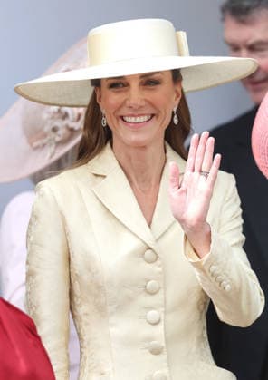 The 2026 Order Of The Garter Service WINDSOR, ENGLAND - JUNE 15: Catherine, Princess of Wales smiles and waves as she attends the 2026 Order Of The Garter Service at Windsor Castle on June 15, 2026 in Windsor, England. The Order of the Garter, Britain s oldest chivalric order established by Edward III, includes The King, Queen, Royal Family members, and up to 24 companions honoured for their public service. Companions of the Garter are chosen personally by the Sovereign to honour those who have held public office, who have contributed in a particular way to national life or who have served the Sovereign personally., Credit:Chris Jackson PA ROTA - B68 Avalon United Kingdom, England, Windsor, Windsor Castle  Copyright: xChrisxJacksonx xPAxROTAx-xB68x xAvalonx 1110378441