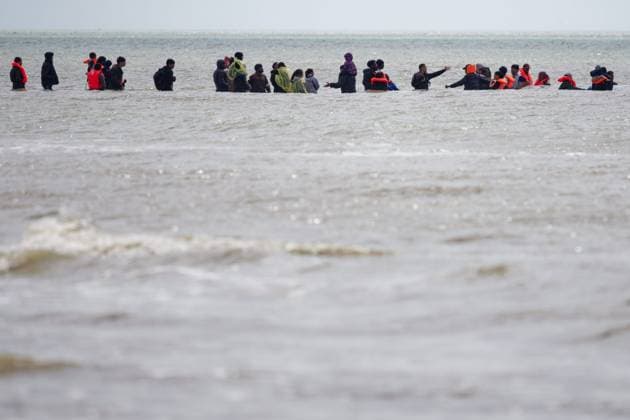 Migrants depart by taxi boat in Dannes PHOTOPQR VOIX DU NORD JOHAN BEN AZZOUZ 06 15 2026 Dannes, June 15, 2026 Migrants depart by taxi boat with young children on Dannes Beach Amid the confusion, firefighters and lifeguards equipped the youngest children with life jackets and accompanied them into the water to the makeshift boat. Their presence likely helped prevent a tragedy. PHOTO JOHAN BEN AZZOUZ LA VOIX DU NORD Departure of migrants by taxi boat with young children on the beach at Dannes on June 15, 2026 Northern France,detected_source_language  Copyright: xPHOTOPQR VOIXxDUxNORD MAXPPPxJOHANxBENxAZZOUZx 20260615VDN4000 20260615VDN4000