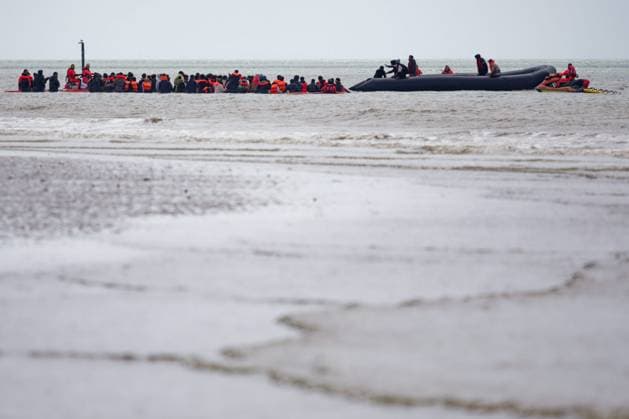 Migrants depart by taxi boat in Dannes PHOTOPQR VOIX DU NORD JOHAN BEN AZZOUZ 06 15 2026 Dannes, June 15, 2026 Migrants depart by taxi boat with young children on Dannes Beach Amid the confusion, firefighters and lifeguards equipped the youngest children with life jackets and accompanied them into the water to the makeshift boat. Their presence likely helped prevent a tragedy. PHOTO JOHAN BEN AZZOUZ LA VOIX DU NORD Departure of migrants by taxi boat with young children on the beach at Dannes on June 15, 2026 Northern France,detected_source_language  Copyright: xPHOTOPQR VOIXxDUxNORD MAXPPPxJOHANxBENxAZZOUZx 20260615VDN4157 20260615VDN4157