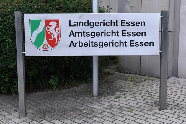 Prozess um schweren Kindesmissbrauch am 15.06.2026 im Landgericht in Essen Vor dem Essener Landgericht ist am 15.06.2026 ein Prozess wegen schweren Kindesmissbrauchs gestartet. Angeklagt sind eine 32-jährige Mutter aus Gelsenkirchen sowie ein 44-jähriger Mann aus Dorsten. Beide sitzen derzeit in Untersuchungshaft. Laut Anklage geht es um Taten zwischen Mitte 2023 und Ende 2025. Eine Hinweistafel mit der Aufschrift: Landgericht Essen, Amtsgericht Essen, Arbeitsgericht Essen steht vor dem Haupteingang. *** Trial for serious child abuse begins on June 15, 2026, at the Essen Regional Court A trial for serious child abuse began on June 15, 2026, at the Essen Regional Court. The defendants are a 32-year-old mother from Gelsenkirchen and a 4 xRx