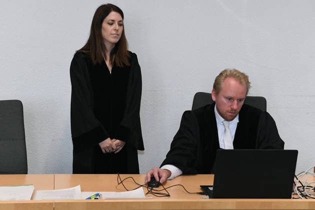 Prozess um schweren Kindesmissbrauch am 15.06.2026 im Landgericht in Essen Vor dem Essener Landgericht ist am 15.06.2026 ein Prozess wegen schweren Kindesmissbrauchs gestartet. Angeklagt sind eine 32-jährige Mutter aus Gelsenkirchen sowie ein 44-jähriger Mann aus Dorsten. Beide sitzen derzeit in Untersuchungshaft. Laut Anklage geht es um Taten zwischen Mitte 2023 und Ende 2025. *** Trial for serious child abuse begins on June 15, 2026, at the Essen Regional Court A trial for serious child abuse began on June 15, 2026, at the Essen Regional Court. The defendants are a 32-year-old mother from Gelsenkirchen and a 44-year-oldfrom Dorsten. Both are currently in pretrial detention. According to the indictment, the charges relate to offenses xRx
