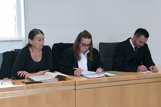 Prozess um schweren Kindesmissbrauch am 15.06.2026 im Landgericht in Essen Vor dem Essener Landgericht ist am 15.06.2026 ein Prozess wegen schweren Kindesmissbrauchs gestartet. Angeklagt sind eine 32-jährige Mutter aus Gelsenkirchen sowie ein 44-jähriger Mann aus Dorsten. Beide sitzen derzeit in Untersuchungshaft. Laut Anklage geht es um Taten zwischen Mitte 2023 und Ende 2025. *** Trial for serious child abuse begins on June 15, 2026, at the Essen Regional Court A trial for serious child abuse began on June 15, 2026, at the Essen Regional Court. The defendants are a 32-year-old mother from Gelsenkirchen and a 44-year-oldfrom Dorsten. Both are currently in pretrial detention. According to the indictment, the charges relate to offenses xRx