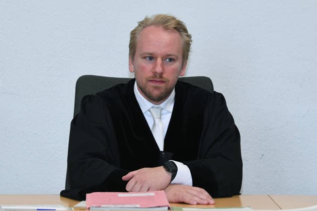 Prozess um schweren Kindesmissbrauch am 15.06.2026 im Landgericht in Essen Vor dem Essener Landgericht ist am 15.06.2026 ein Prozess wegen schweren Kindesmissbrauchs gestartet. Angeklagt sind eine 32-jährige Mutter aus Gelsenkirchen sowie ein 44-jähriger Mann aus Dorsten. Beide sitzen derzeit in Untersuchungshaft. Laut Anklage geht es um Taten zwischen Mitte 2023 und Ende 2025. *** Trial for serious child abuse begins on June 15, 2026, at the Essen Regional Court A trial for serious child abuse began on June 15, 2026, at the Essen Regional Court. The defendants are a 32-year-old mother from Gelsenkirchen and a 44-year-oldfrom Dorsten. Both are currently in pretrial detention. According to the indictment, the charges relate to acts comm xRx