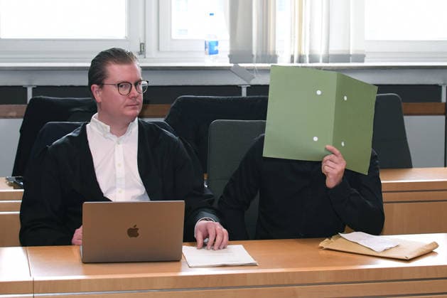 Prozess um schweren Kindesmissbrauch am 15.06.2026 im Landgericht in Essen Vor dem Essener Landgericht ist am 15.06.2026 ein Prozess wegen schweren Kindesmissbrauchs gestartet. Angeklagt sind eine 32-jährige Mutter aus Gelsenkirchen sowie ein 44-jähriger Mann aus Dorsten. Beide sitzen derzeit in Untersuchungshaft. Laut Anklage geht es um Taten zwischen Mitte 2023 und Ende 2025. Der Angeklagte verdeckt sein Gesicht mit einer Akte. Daneben sein Strafverteidiger Nikias Roth. *** Trial for serious child abuse begins on June 15, 2026, at the Essen Regional Court A trial for serious child abuse began on June 15, 2026, at the Essen Regional Court. The defendants are a 32-year-old mother from Gelsenkirchen and a 44-year-oldfrom Dorsten. Both xRx