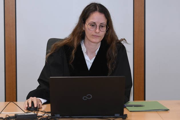 Prozess um schweren Kindesmissbrauch am 15.06.2026 im Landgericht in Essen Vor dem Essener Landgericht ist am 15.06.2026 ein Prozess wegen schweren Kindesmissbrauchs gestartet. Angeklagt sind eine 32-jährige Mutter aus Gelsenkirchen sowie ein 44-jähriger Mann aus Dorsten. Beide sitzen derzeit in Untersuchungshaft. Laut Anklage geht es um Taten zwischen Mitte 2023 und Ende 2025. Der Angeklagte verdeckt sein Gesicht mit einer Akte.Daneben sein Strafverteidiger Nikias Roth. *** Trial for serious child abuse begins on June 15, 2026, at the Essen Regional Court A trial for serious child abuse began on June 15, 2026, at the Essen Regional Court. The defendants are a 32-year-old mother from Gelsenkirchen and a 44-year-oldfrom Dorsten. Both a xRx