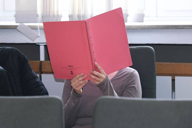 Prozess um schweren Kindesmissbrauch am 15.06.2026 im Landgericht in Essen Vor dem Essener Landgericht ist am 15.06.2026 ein Prozess wegen schweren Kindesmissbrauchs gestartet. Angeklagt sind eine 32-jährige Mutter aus Gelsenkirchen sowie ein 44-jähriger Mann aus Dorsten. Beide sitzen derzeit in Untersuchungshaft. Laut Anklage geht es um Taten zwischen Mitte 2023 und Ende 2025. Die Angeklagte verdeckt ihr Gesicht mit einer Akte. *** Trial for serious child abuse begins on June 15, 2026, at the Essen Regional Court A trial for serious child abuse began on June 15, 2026, at the Essen Regional Court. The defendants are a 32-year-old mother from Gelsenkirchen and a 44-year-oldfrom Dorsten. Both are currently in pretrial detention. Accordi xRx
