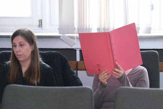 Prozess um schweren Kindesmissbrauch am 15.06.2026 im Landgericht in Essen Vor dem Essener Landgericht ist am 15.06.2026 ein Prozess wegen schweren Kindesmissbrauchs gestartet. Angeklagt sind eine 32-jährige Mutter aus Gelsenkirchen sowie ein 44-jähriger Mann aus Dorsten. Beide sitzen derzeit in Untersuchungshaft. Laut Anklage geht es um Taten zwischen Mitte 2023 und Ende 2025. Die Angeklagte verdeckt ihr Gesicht mit einer Akte. *** Trial for serious child abuse begins on June 15, 2026, at the Essen Regional Court A trial for serious child abuse began on June 15, 2026, at the Essen Regional Court. The defendants are a 32-year-old mother from Gelsenkirchen and a 44-year-oldfrom Dorsten. Both are currently in pretrial detention. Accordi xRx