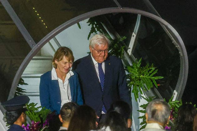 Frank-Walter Steinmeier arrives in Philippines on state visit PASAY CITY, PHILIPPINES - JUNE 15: Germany s President Frank-Walter Steinmeier (R) and First Lady Elke Budenbender disembark from their plane, as they arrive in the country on a two-day state visit, at an airbase in Pasay City, Metro Manila, Philippines, on June 15, 2026. As the first president of the European country to visit the Southeast Asian nation since 1963, Frank-Walter Steinmeier is expected to meet with Philippine President Ferdinand Bongbong Romualdez Marcos Jr. to discuss issues regarding defense and maritime cooperation in the Indo-Pacific region, trade and investment, climate change, renewable energy, as well as ASEAN developments and opportunities, according to t  Copyright: x2026xAnadoluxDanielxCengx