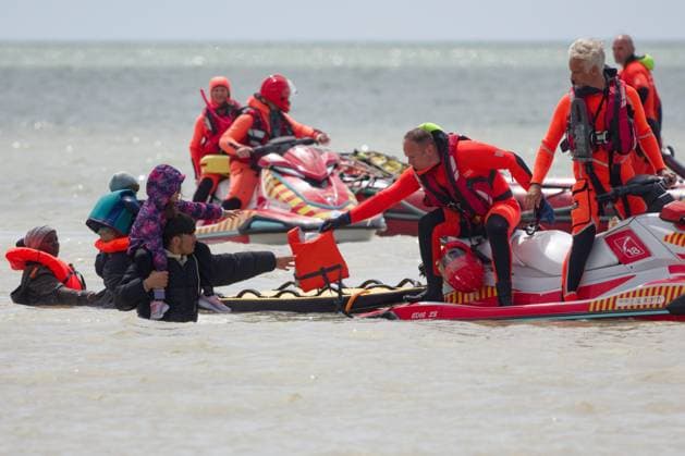 Migrants depart by taxi boat in Dannes PHOTOPQR VOIX DU NORD JOHAN BEN AZZOUZ 06 15 2026 Dannes, June 15, 2026 Migrants depart by taxi boat with young children on Dannes Beach Amid the chaos, firefighters and lifeguards equipped the youngest children with life jackets and accompanied them into the water to the makeshift boat. Their presence likely helped prevent a tragedy. PHOTO JOHAN BEN AZZOUZ LA VOIX DU NORD Departure of migrants by taxi boat with young children on the beach at Dannes on June 15, 2026 Northern France,detected_source_language  Copyright: xPHOTOPQR VOIXxDUxNORD MAXPPPxJOHANxBENxAZZOUZx 20260615VDN4376 20260615VDN4376