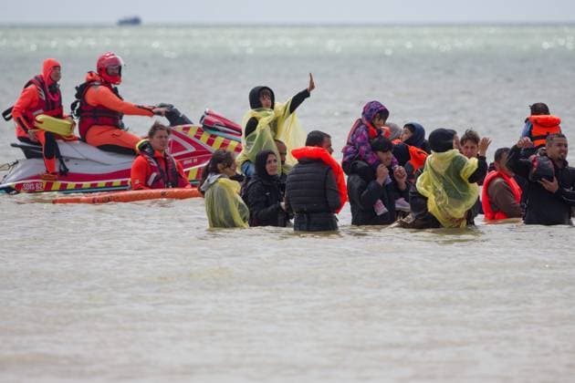 Migrants depart by taxi boat in Dannes PHOTOPQR VOIX DU NORD JOHAN BEN AZZOUZ 06 15 2026 Dannes, June 15, 2026 Migrants depart by taxi boat with young children on Dannes Beach Amid the chaos, firefighters and lifeguards equipped the youngest children with life jackets and accompanied them into the water to the makeshift boat. Their presence likely helped prevent a tragedy. PHOTO JOHAN BEN AZZOUZ LA VOIX DU NORD Departure of migrants by taxi boat with young children on the beach at Dannes on June 15, 2026 Northern France,detected_source_language  Copyright: xPHOTOPQR VOIXxDUxNORD MAXPPPxJOHANxBENxAZZOUZx 20260615VDN4380 20260615VDN4380