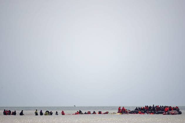 Migrants depart by taxi boat in Dannes PHOTOPQR VOIX DU NORD JOHAN BEN AZZOUZ 06 15 2026 Dannes, June 15, 2026 Migrants depart by taxi boat with young children on Dannes Beach Amid the chaos, firefighters and lifeguards equipped the youngest children with life jackets and accompanied them into the water to the makeshift boat. Their presence likely helped prevent a tragedy. PHOTO JOHAN BEN AZZOUZ LA VOIX DU NORD Departure of migrants by taxi boat with young children on the beach at Dannes on June 15, 2026 Northern France,detected_source_language  Copyright: xPHOTOPQR VOIXxDUxNORD MAXPPPxJOHANxBENxAZZOUZx 20260615VDN4382 20260615VDN4382