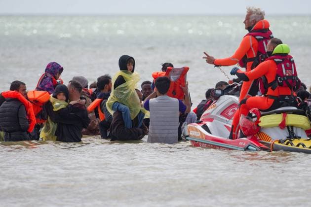 Migrants depart by taxi boat in Dannes PHOTOPQR VOIX DU NORD JOHAN BEN AZZOUZ 06 15 2026 Dannes, June 15, 2026 Migrants depart by taxi boat with young children on Dannes Beach Amid the chaos, firefighters and lifeguards equipped the youngest children with life jackets and accompanied them into the water to the makeshift boat. Their presence likely helped prevent a tragedy. PHOTO JOHAN BEN AZZOUZ LA VOIX DU NORD Departure of migrants by taxi boat with young children on the beach at Dannes on June 15, 2026 Northern France,detected_source_language  Copyright: xPHOTOPQR VOIXxDUxNORD MAXPPPxJOHANxBENxAZZOUZx 20260615VDN4384 20260615VDN4384