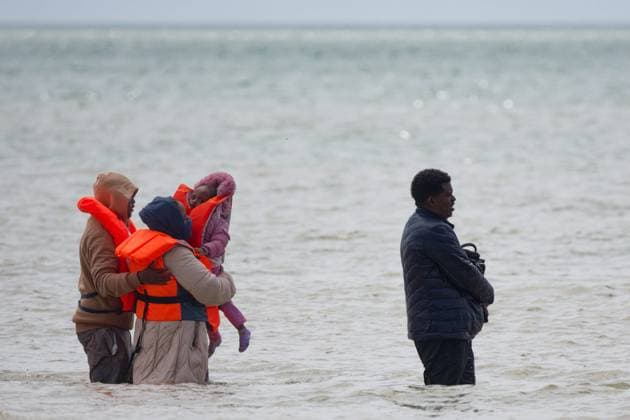 Migrants depart by taxi boat in Dannes PHOTOPQR VOIX DU NORD JOHAN BEN AZZOUZ 06 15 2026 Dannes, June 15, 2026 Migrants depart by taxi boat with young children on Dannes Beach Amid the chaos, firefighters and lifeguards equipped the youngest children with life jackets and accompanied them into the water to the makeshift boat. Their presence likely helped prevent a tragedy. PHOTO JOHAN BEN AZZOUZ LA VOIX DU NORD Departure of migrants by taxi boat with young children on the beach at Dannes on June 15, 2026 Northern France,detected_source_language  Copyright: xPHOTOPQR VOIXxDUxNORD MAXPPPxJOHANxBENxAZZOUZx 20260615VDN4386 20260615VDN4386