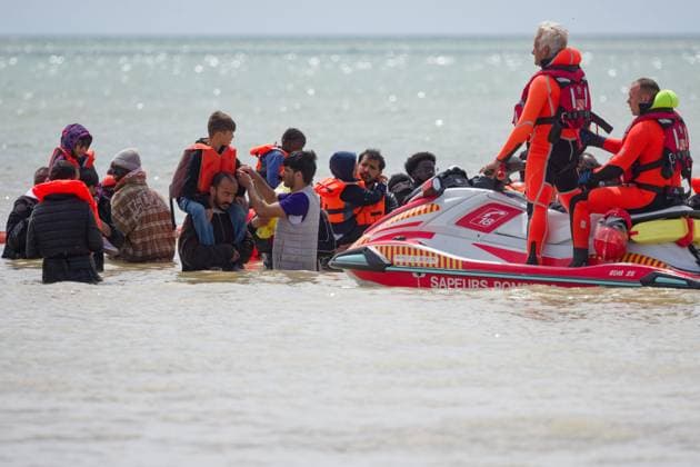 Migrants depart by taxi boat in Dannes PHOTOPQR VOIX DU NORD JOHAN BEN AZZOUZ 06 15 2026 Dannes, June 15, 2026 Migrants depart by taxi boat with young children on Dannes Beach Amid the chaos, firefighters and lifeguards equipped the youngest children with life jackets and accompanied them into the water to the makeshift boat. Their presence likely helped prevent a tragedy. PHOTO JOHAN BEN AZZOUZ LA VOIX DU NORD Departure of migrants by taxi boat with young children on the beach at Dannes on June 15, 2026 Northern France,detected_source_language  Copyright: xPHOTOPQR VOIXxDUxNORD MAXPPPxJOHANxBENxAZZOUZx 20260615VDN4392 20260615VDN4392