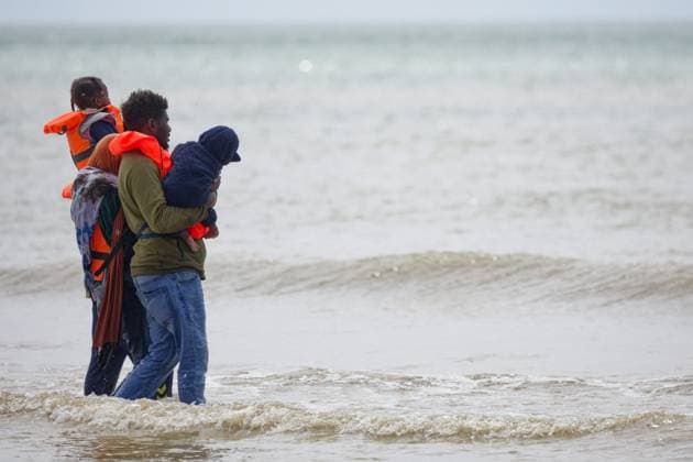 Migrants depart by taxi boat in Dannes PHOTOPQR VOIX DU NORD JOHAN BEN AZZOUZ 06 15 2026 Dannes, June 15, 2026 Migrants depart by taxi boat with young children on Dannes Beach Amid the chaos, firefighters and lifeguards equipped the youngest children with life jackets and accompanied them into the water to the makeshift boat. Their presence likely helped prevent a tragedy. PHOTO JOHAN BEN AZZOUZ LA VOIX DU NORD Departure of migrants by taxi boat with young children on the beach at Dannes on June 15, 2026 Northern France,detected_source_language  Copyright: xPHOTOPQR VOIXxDUxNORD MAXPPPxJOHANxBENxAZZOUZx 20260615VDN4394 20260615VDN4394
