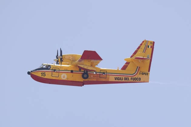 IPA85724813 - A MAJOR FIRE IN SALEMI, NEAR TRAPANI, HAS BEEN BURNING FOR THREE DAYS; 1,200 HECTARES OF FOREST HAVE GONE UP IN SMOKE. Pictured is a Canadair aircraft assisting in extinguishing the fire.  Copyright: xAlbertoxLoxBiancox xAlbertoxLoxBianco Fotogrammax 85724813