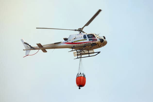IPA85724845 - A LARGE MOUNTAIN FIRE IN SALEMI, NEAR TRAPANI, HAS BEEN BURNING FOR THREE DAYS; 1,200 HECTARES OF FOREST HAVE GONE UP IN SMOKE. Pictured: a Forest Service helicopter  Copyright: xAlbertoxLoxBiancox xAlbertoxLoxBianco Fotogrammax 85724845