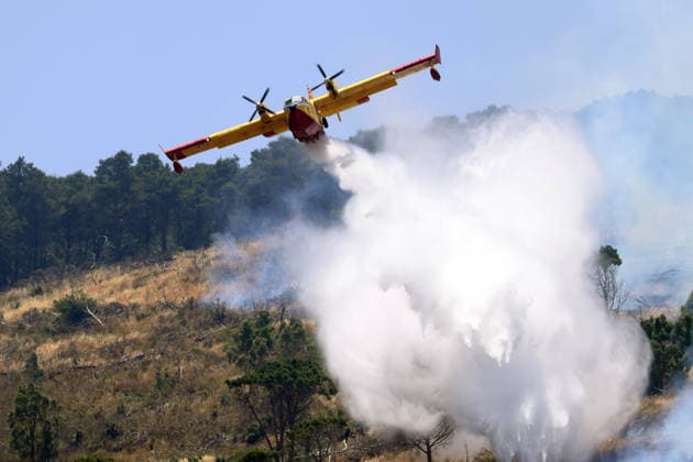 IPA85724811 - A MAJOR FIRE IN SALEMI, NEAR TRAPANI, HAS BEEN BURNING FOR THREE DAYS; 1,200 HECTARES OF FOREST HAVE GONE UP IN SMOKE. Pictured: a Canadair aircraft in action over the fire  Copyright: xAlbertoxLoxBiancox xAlbertoxLoxBianco Fotogrammax 85724811