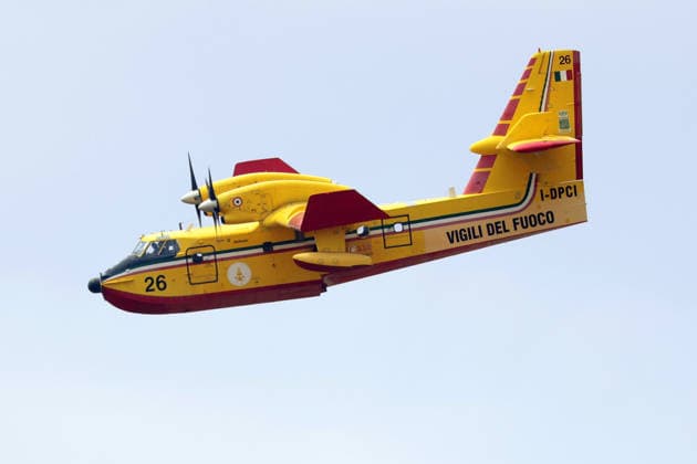 IPA85724852 - A MAJOR FIRE IN SALEMI, NEAR TRAPANI, HAS BEEN BURNING FOR THREE DAYS; 1,200 HECTARES OF FOREST HAVE GONE UP IN SMOKE. Pictured is a Canadair aircraft assisting in extinguishing the fire.  Copyright: xAlbertoxLoxBiancox xAlbertoxLoxBianco Fotogrammax 85724852