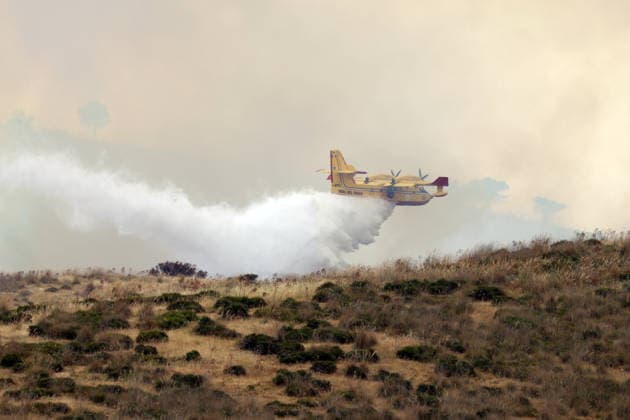 IPA85724857 - A LARGE MOUNTAIN FIRE IN SALEMI, NEAR TRAPANI, HAS BEEN BURNING FOR THREE DAYS; 1,200 HECTARES OF FOREST HAVE GONE UP IN SMOKE. Pictured: a Canadair aircraft in action over the fire  Copyright: xAlbertoxLoxBiancox xAlbertoxLoxBianco Fotogrammax 85724857