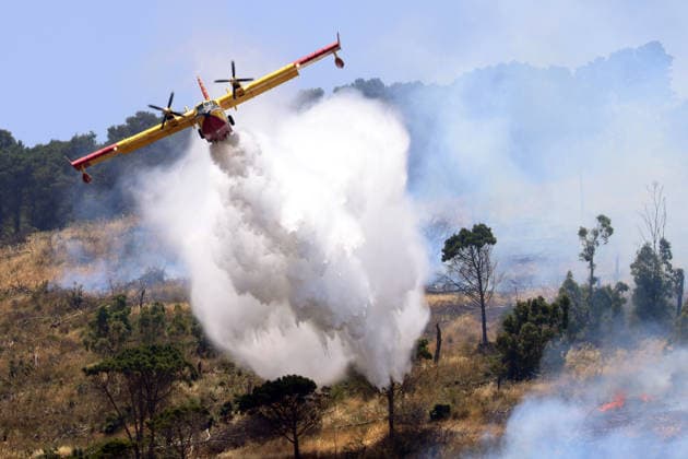 IPA85724808 - A MAJOR FIRE IN SALEMI, NEAR TRAPANI, HAS BEEN BURNING FOR THREE DAYS; 1,200 HECTARES OF FOREST HAVE GONE UP IN SMOKE. Pictured: a Canadair aircraft in action over the fire  Copyright: xAlbertoxLoxBiancox xAlbertoxLoxBianco Fotogrammax 85724808