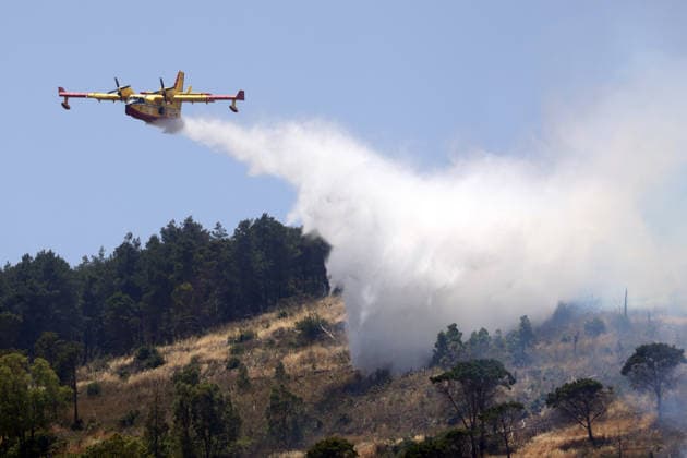IPA85724821 - A LARGE MOUNTAIN FIRE IN SALEMI, NEAR TRAPANI, HAS BEEN BURNING FOR THREE DAYS; 1,200 HECTARES OF FOREST HAVE GONE UP IN SMOKE. Pictured: a Canadair aircraft in action over the fire  Copyright: xAlbertoxLoxBiancox xAlbertoxLoxBianco Fotogrammax 85724821