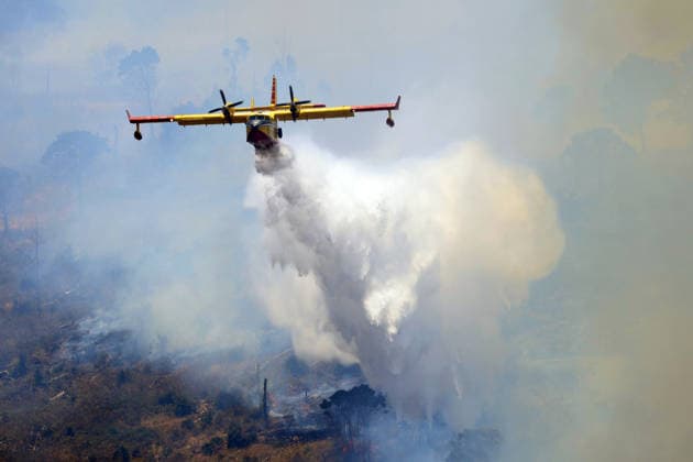IPA85724831 - A LARGE MOUNTAIN FIRE IN SALEMI, NEAR TRAPANI, HAS BEEN BURNING FOR THREE DAYS; 1,200 HECTARES OF FOREST HAVE GONE UP IN SMOKE. Pictured: a Canadair aircraft in action over the fire  Copyright: xAlbertoxLoxBiancox xAlbertoxLoxBianco Fotogrammax 85724831