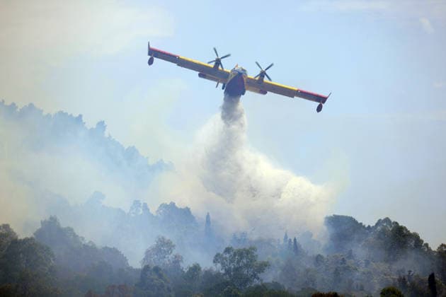 IPA85724848 - A MAJOR FIRE IN SALEMI, NEAR TRAPANI, HAS BEEN BURNING FOR THREE DAYS; 1,200 HECTARES OF FOREST HAVE GONE UP IN SMOKE The photo shows a Canadair aircraft in action over the fire  Copyright: xAlbertoxLoxBiancox xAlbertoxLoxBianco Fotogrammax 85724848