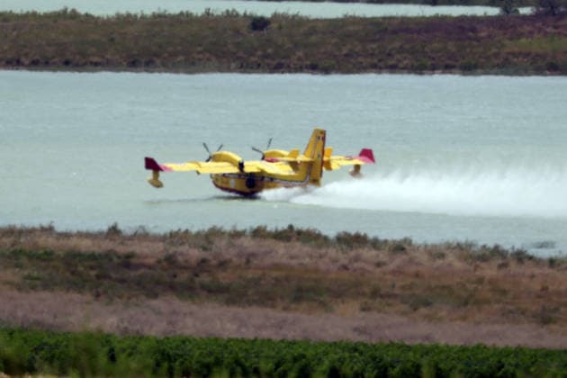 IPA85724851 - A MAJOR FIRE IN SALEMI, NEAR TRAPANI, HAS BEEN BURNING FOR THREE DAYS; 1,200 HECTARES OF FOREST HAVE GONE UP IN SMOKE. The photo shows a Canadair aircraft taking on water from Lake Rubino.  Copyright: xAlbertoxLoxBiancox xAlbertoxLoxBianco Fotogrammax 85724851