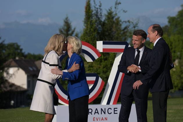 RECORD DATE NOT STATED G7 Summit - Welcoming Ceremony By President Macron And Wife European Commission President Ursula van der Leyen and her husband, Heiko Echter von der Leyen at the official welcoming ceremony hosted by French President Emmanuel Macron and his wife and first lady, Brigitte Macron during G7 Summit at the Hotel Royal in Evian-les-Bains, France on June 15, 2026. A G7 summit is set to take place June 15 to 17 in the French town of Evian-les-Bains near Switzerland and it will be attended by country leaders as well as the EU s foreign policy chief and ministers from Brazil, Canada, the United Arab Emirates and Turkey. Photo by Ammar Abd Rabbo ABACAPRESS.COM Evian-les-Bains France  Copyright: xAbdxRabboxAmmar ABACAx