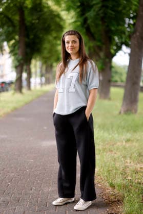 Schauspielerin Altine Emini (Rolle: Teamassistentin Samira Leka Sam) bei einem Set-Termin zur ZDF-Krimi-Serie WaPo Duisburg in Niehl. Köln, 15.06.2026 NRW Deutschland *** Actress Altine Emini as Samira Leka Sam, a production assistant, at a filming location for the ZDF crime series WaPo Duisburg in Niehl, Cologne, June 15, 2026, North Rhine-Westphalia, Germany,detected_source_language Copyright: xChristophxHardtx