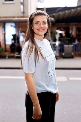 Schauspielerin Altine Emini (Rolle: Teamassistentin Samira Leka Sam) bei einem Set-Termin zur ZDF-Krimi-Serie WaPo Duisburg in Niehl. Köln, 15.06.2026 NRW Deutschland *** Actress Altine Emini as Samira Leka Sam, a production assistant, at a filming location for the ZDF crime series WaPo Duisburg in Niehl, Cologne, June 15, 2026, North Rhine-Westphalia, Germany,detected_source_language Copyright: xChristophxHardtx