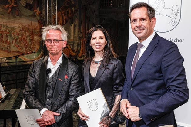 Verleihung des Niedersächsischen Staatspreises 2026 Geehrter Stefan Voelkel (links), Inhaber der Obstmosterei Voelkel; Geehrte Franziska Stünkel, Filmregisseurin, Drehbuchautorin und Fotokünstlerin; Olaf Lies, Niedersächsischer Ministerpräsident Hannover Hannover-Herrenhausen, Galeriege Niedersachsen, Region Hannover Germany *** Presentation of the 2026 Lower Saxony State Prize Honoree Stefan Voelkel (left), owner of the Voelkel Fruit Cider Mill Honoree Franziska Stünkel, film director, screenwriter, and photographic artist Olaf Lies, Minister President of Lower Saxony Hanover Hanover Herrenhausen, Lower Saxony Gallery, Hanover Region Germany,detected_source_language