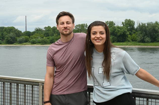 Schauspieler Timmi Trinks (spielt WaPo Bootsführer Mark Neumann ) und Schauspielerin Altine Emini ( spielt Teamassistentin Sam Leka ) bei der Vorstellung der neuen Schauspieler in der ARD Serie WaPo Duisburg *** Actor Timmi Trinks plays WaPo boat captain Mark Neumann, and actress Altine Emini plays team assistant Sam Leka in the introduction of the new cast members for the ARD series WaPo Duisburg,detected_source_language